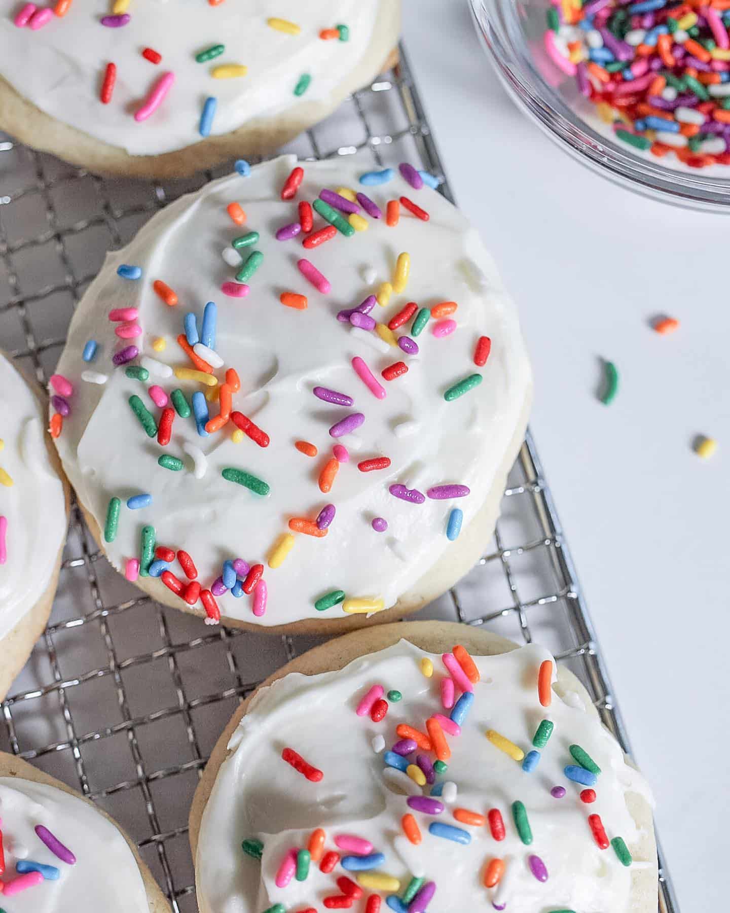 It’s cookie season, and my recipe for frosted sugar cookies is totally customizable. So you can easily turn these into holiday cookies. The recipe is up on The Daily Meal now 

#sugarcookies #sugarcookierecipe #sugarcookiesofinstagram #sugarcookiephotos #cookiephotography